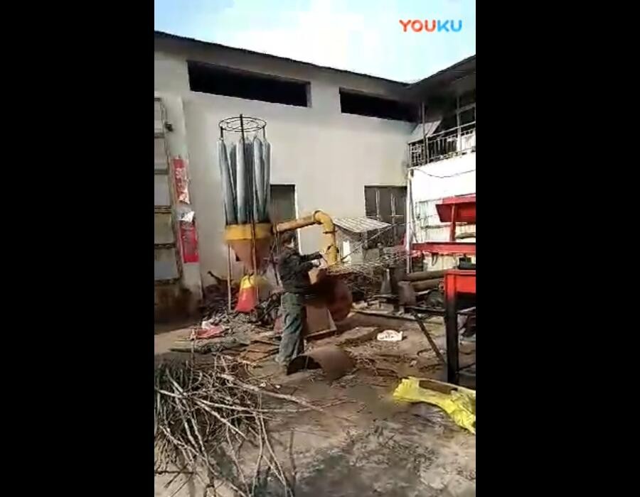 鋸末機(jī)工作現(xiàn)場